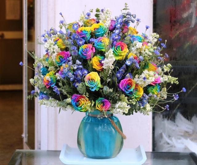 Thị trường ngày 8/3: Phát sốt với hoa hồng kim cương - 6 Một bình hoa Rainbow có giá 20 triệu đồng