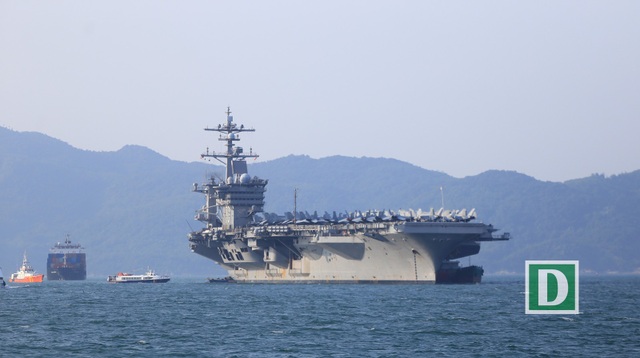 Dàn tiêm kích, máy bay do thám trên tàu sân bay Mỹ ở Đà Nẵng - 1 USS Carl Vinson đang neo đậu ở vịnh Đà Nẵng