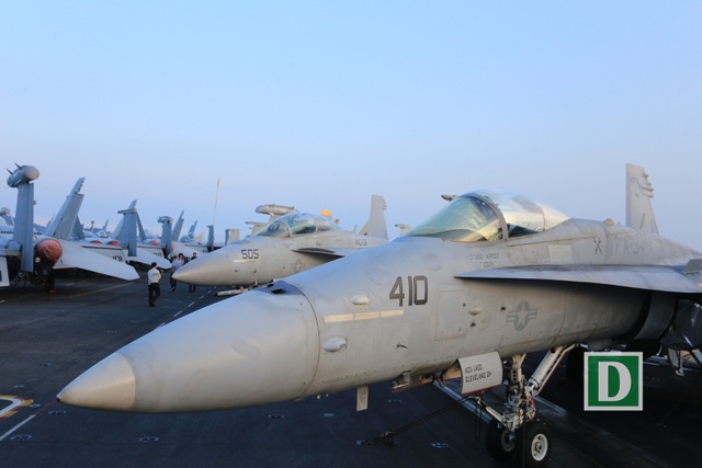 Dàn tiêm kích, máy bay do thám trên tàu sân bay Mỹ ở Đà Nẵng - 4
Có khoảng 70 máy bay trên tàu sân bay USS Carl Vinson của Hải quân Mỹ đang neo đậu ở vịnh Đà Nẵng.