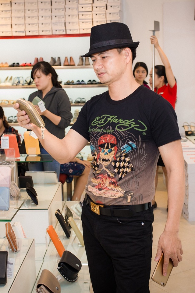 Xuân Bắc, Phan Anh ngọt ngào với bà xã, Lý Hải “chuộc lỗi” với vợ - 5 Nghệ sĩ hài Xuân Bắc dành thời gian chuẩn bị quà cho bà xã nhân dịp 8/3. Bà xã Xuân Bắc cũng từng trả lời PV trên Dân trí rằng chồng luôn thể hiện thái độ tôn trọng và chia sẻ với vợ. Dịp Tết vừa qua, Xuân Bắc cũng thu hút công chúng khi đăng tải một video về việc cánh mày râu san sẻ việc rửa bát, dọn dẹp ngày Tết với những người phụ nữ và được đông đảo chị em ủng hộ.