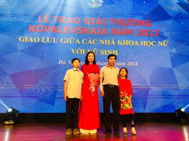 Chân dung 2 nhà khoa học nữ xuất sắc nhận giải thưởng Kovalevskaia - 2
PGS.TS. Trần Vân Khánh với gia đình của mình trong lễ trao giải thưởng