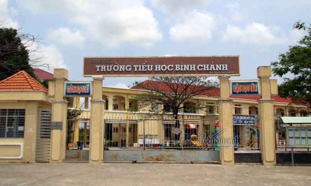 Vụ “cô giáo quỳ gối xin lỗi phụ huynh”: Sự quỳ gối của nhân cách! - 1
Trường tiểu học Bình Chánh, nơi xảy ra sự việc (Ảnh: vnn)