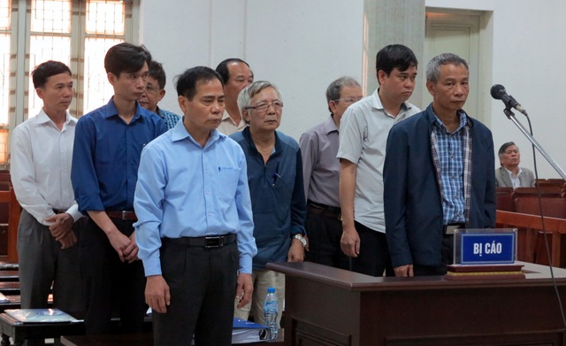 Vụ vỡ đường ống nước sông Đà: 6 bị cáo nộp đơn kháng cáo - 1 Các bị cáo tại phiên xử sơ thẩm.