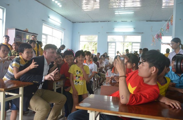 Nữ binh sĩ Mỹ xúc động hát cùng trẻ nhỏ nạn nhân chất độc da cam Đà Nẵng - 10
Cùng nhau chụp những bức hình kỷ niệm.