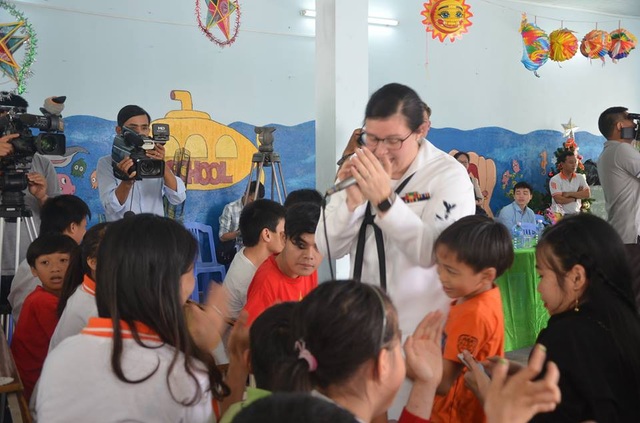 Nữ binh sĩ Mỹ xúc động hát cùng trẻ nhỏ nạn nhân chất độc da cam Đà Nẵng - 5 Emily Kershaw chia sẻ đây sẽ là kỷ niệm khó quên