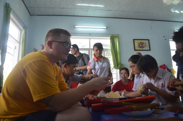 Nữ binh sĩ Mỹ xúc động hát cùng trẻ nhỏ nạn nhân chất độc da cam Đà Nẵng - 8
Cùng làm đồ thủ công mỹ nghệ