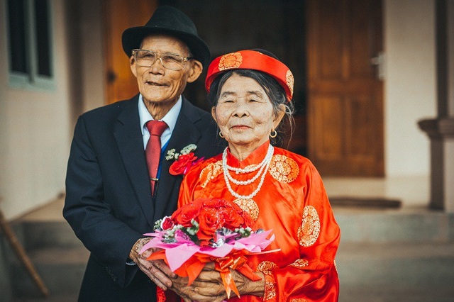 Đến nơi thấy người nhà đang ngồi nói chuyện và trang điểm cho bà mình thấy ngưỡng mộ, xúc động trước hình ảnh đó nên cầm điện thoại chụp được mấy tấm hình. Hỏi người nhà là có thuê ai chụp ảnh không thì thấy bảo không thuê ai nên mình gọi người nhà mang máy ảnh lên cho mình chụp.