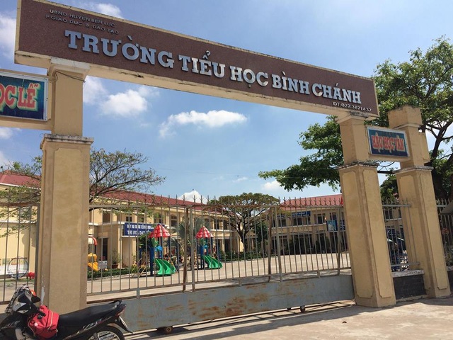“Góc khuất” từ cái quỳ gối của cô giáo - 1 Sự việc cô giáo quỳ xin lỗi phụ huynh xảy ra tại Trường tiểu học Bình Chánh, Bến Lức, Long An (Ảnh: Hoài Nam)