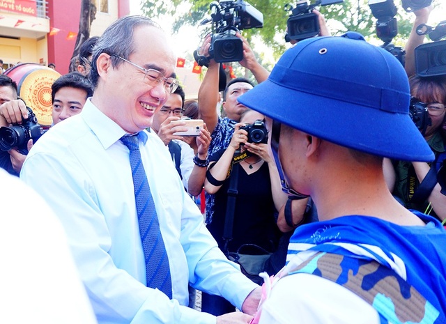 Những cái ôm chặt trong buổi tiễn tân binh lên đường nhập ngũ - 3 Bí thư TPHCM bắt tay, tặng hoa và động viên các tân binh trước khi lên đường nhập ngũ.