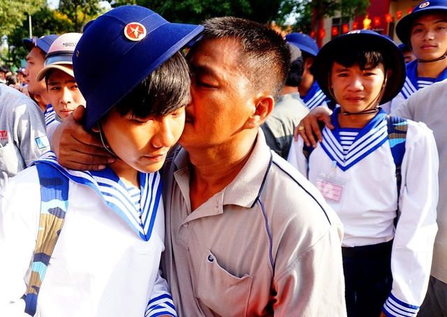 Những cái ôm chặt trong buổi tiễn tân binh lên đường nhập ngũ - 13 Những người cha ít khi thể hiện tình cảm cũng dành cho con nụ hôn, lời dặn dò.