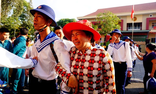 Những cái ôm chặt trong buổi tiễn tân binh lên đường nhập ngũ - 12 Các bà mẹ ôm lấy con, đưa con từ sân tập trung ra đến xe.