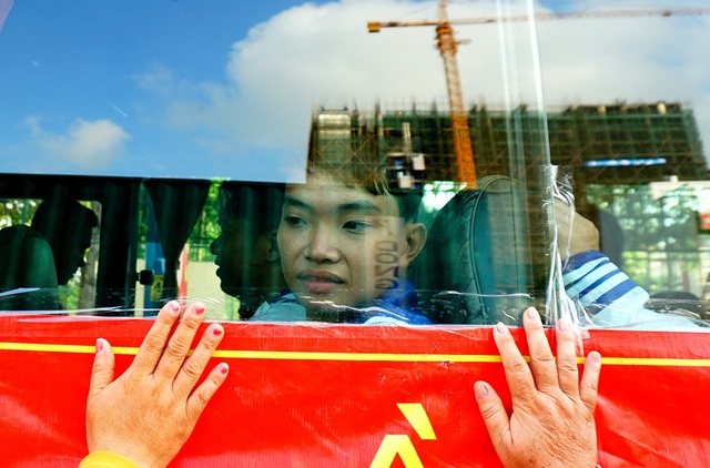 Những cái ôm chặt trong buổi tiễn tân binh lên đường nhập ngũ - 14 Người thân vẫy tay chào tạm biệt các tân binh lên đường tòng quân.