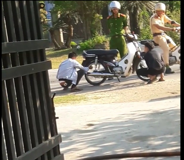 Công an nói về việc 2 thanh niên không đội mũ bảo hiểm phải xì lốp xe, dắt bộ - 1 2 thanh niên không đội mũ bảo hiểm khi tham gia giao thông tự chịu phạt bằng cách xì bánh xe dắt bộ (Ảnh: Minh Thùy)