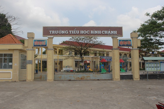 Vụ cô giáo quỳ gối xin lỗi: Khai trừ Đảng ông Võ Hòa Thuận - 1
Trường Tiểu học Bình Chánh (huyện Bến Lức, Long An), nơi xảy ra sự việc đau lòng
