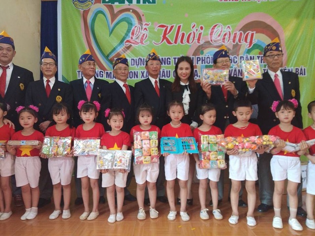 Khởi công công trình phòng học Dân trí thứ 18 do Nagoya Taiko Lions Club tài trợ - 6
Các thành viên của tổ chức Nagoya Taiko Lions Club trao tặng đồ dùng học tập, đồ chơi thông minh đến các em học sinh Trường mầm non Châu Quế Hạ