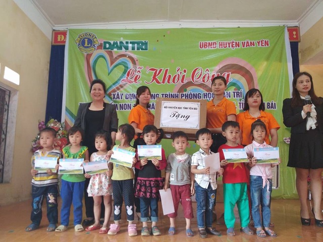 Khởi công công trình phòng học Dân trí thứ 18 do Nagoya Taiko Lions Club tài trợ - 10
Ngoài ra, Chủ tịch Hội Khuyến học tỉnh Yên Bái Ngô Thị Chinh cũng trao 10 suất học bổng trị giá mỗi suất 300.000 đồng đến các em học sinh