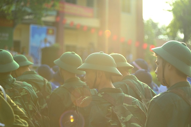 Những cái ôm chặt trong buổi tiễn tân binh lên đường nhập ngũ - 2 Trong số 4.470 thanh niên lên đường tòng quân của TPHCM năm nay có 3.924 thanh niên tham gia nghĩa vụ quân sự.