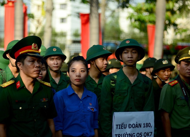 Những cái ôm chặt trong buổi tiễn tân binh lên đường nhập ngũ - 5
Năm nay, có 2 công dân nữ tham gia tòng quân. Chu Phương Thảo (24 tuổi, xã Tân Hiệp, huyện Hóc Môn) là một trong 2 nữ tân binh trong đợt tuyển quân năm nay tại TP.HCM. Cô vừa tốt nghiệp đại học chuyên ngành thanh tra tại Học viện Hành chính quốc gia và là thanh niên tình nguyện nhập ngũ. Sắp tới Thảo sẽ gia nhập đơn vị Trường quân sự Quân khu 7.