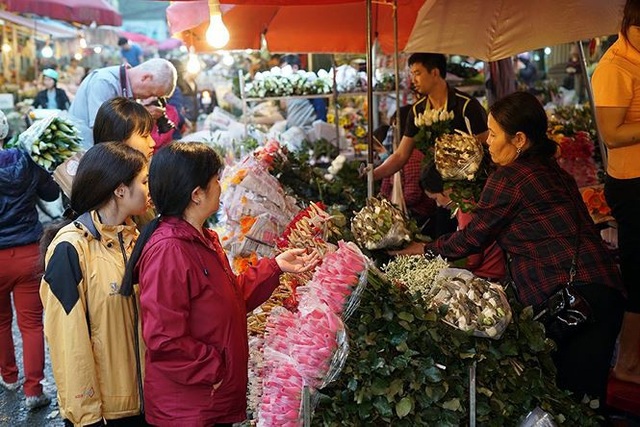 Chợ hoa đầu mối lớn nhất Hà Nội tấp nập trước ngày 8/3 - 11 Chợ hoa đầu mối lớn nhất Hà Nội tấp nập trước ngày 8/3 - 11