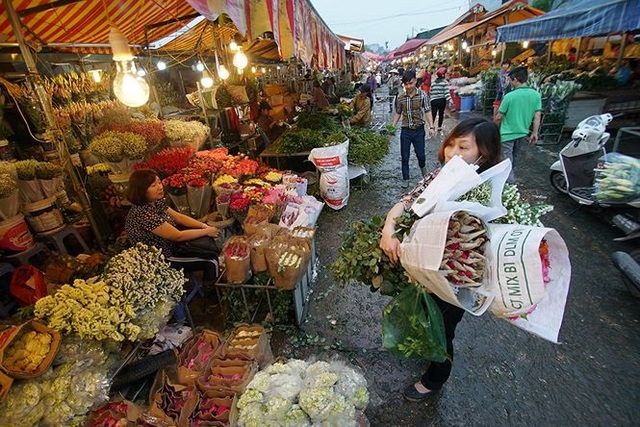 Chợ hoa đầu mối lớn nhất Hà Nội tấp nập trước ngày 8/3 - 13 Chợ hoa đầu mối lớn nhất Hà Nội tấp nập trước ngày 8/3 - 13