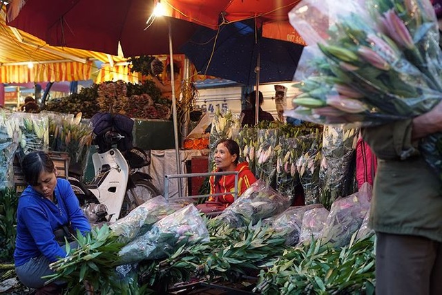 Chợ hoa đầu mối lớn nhất Hà Nội tấp nập trước ngày 8/3 - 14 Chợ hoa đầu mối lớn nhất Hà Nội tấp nập trước ngày 8/3 - 14
