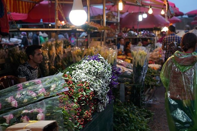 Chợ hoa đầu mối lớn nhất Hà Nội tấp nập trước ngày 8/3 - 3 Chợ hoa đầu mối lớn nhất Hà Nội tấp nập trước ngày 8/3 - 3
