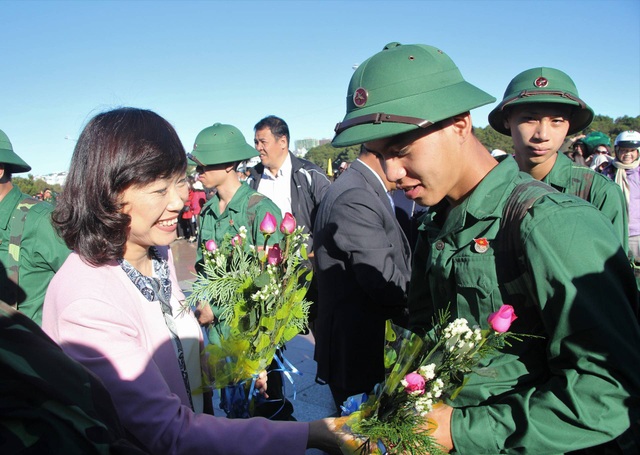 Những cái ôm chặt trong buổi tiễn tân binh lên đường nhập ngũ - 17 Lãnh đạo Thành phố Đà Lạt động viên thanh niên lên đường thực hiện NVQS