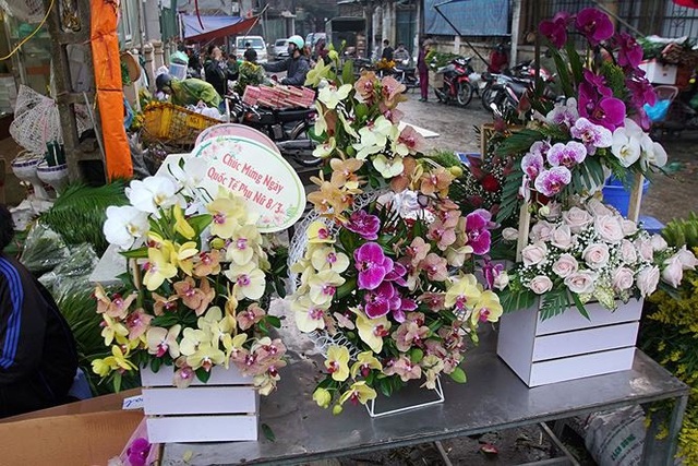 Chợ hoa đầu mối lớn nhất Hà Nội tấp nập trước ngày 8/3 - 21 Nhiều cửa hàng hoa cũng bày bán thành phẩm cho những khách hàng mua ngay về tặng người thân.