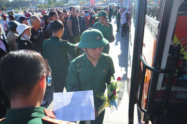 Những cái ôm chặt trong buổi tiễn tân binh lên đường nhập ngũ - 18 Những cái ôm chặt trong buổi tiễn tân binh lên đường nhập ngũ - 18