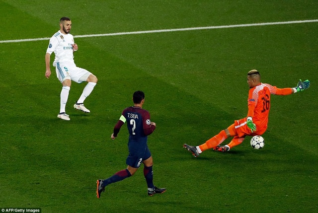 Những khoảnh khắc Real Madrid hạ đo ván PSG tại nước Pháp - 4
Benzema bỏ lỡ cơ hội, trong tình huống đối mặt thủ môn Areola