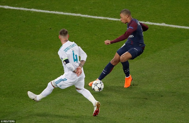 Những khoảnh khắc Real Madrid hạ đo ván PSG tại nước Pháp - 2
Ramos trong tình huống truy cản chân sút Mbappe
