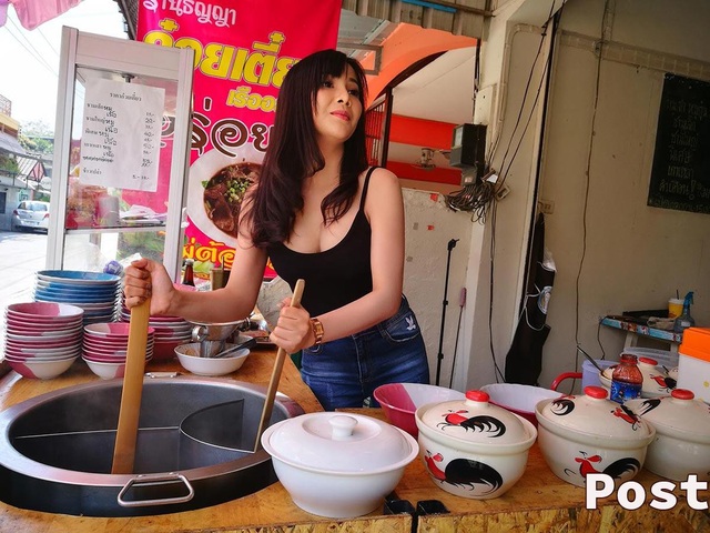 Thêm một quán ăn gây sốt vì cô chủ quá gợi cảm - 2 Quán ăn từng rơi vào tình trạng ế ẩm trước khi chuyển hướng bán mỳ kiểu Thái như hiện tại