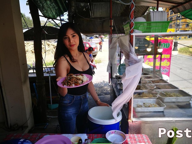 Thêm một quán ăn gây sốt vì cô chủ quá gợi cảm - 7 Ngoài bán mỳ, cửa hàng còn phục vụ thêm món cơm cari với mức giá bình dân