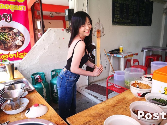 Thêm một quán ăn gây sốt vì cô chủ quá gợi cảm - 6 Cô gái rất vui vì được nhiều người biết tới