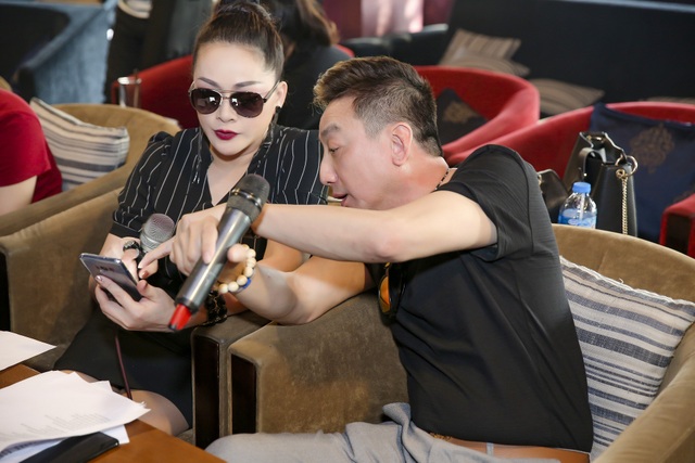 Như Quỳnh sút cân vì mải mê tập luyện cho đêm nhạc 8-3 - 3 Như Quỳnh và Trường Vũ trao đổi trong buổi tập.