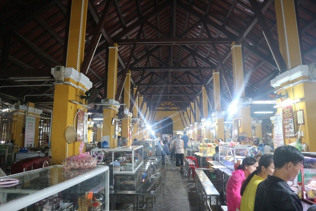Hội An khai trương thêm một chợ đêm phục vụ du khách - 7 Bên cạnh khu chợ đêm là chợ Hội An - thiên đường ẩm thực mới được nhiều du khách biết đến