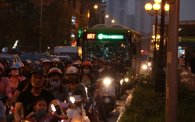 Hà Nội: Một ngày hỗn loạn của buýt nhanh BRT - 1
Vào các giờ cao điểm buổi sáng và buổi chiều, buýt nhanh BRT luôn phải ngụp lặn trên chính làn đường được bố trí riêng khi các phương tiện ồ ạt xâm chiếm.