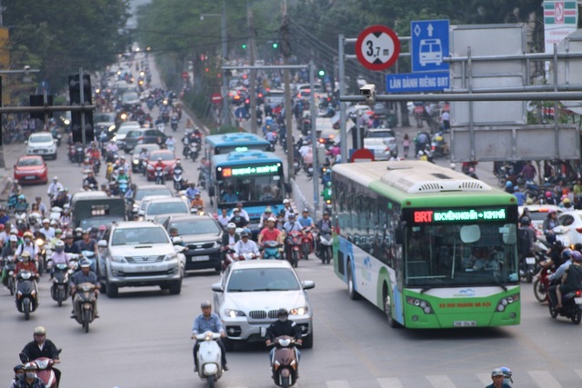 Hà Nội: Một ngày hỗn loạn của buýt nhanh BRT - 5
Hình ảnh ghi nhận tại nút giao thông Láng Hạ - Đê La Thành, hai xe thường nối đuôi buýt nhanh BRT.