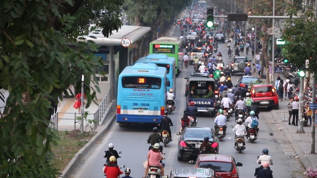 Hà Nội: Một ngày hỗn loạn của buýt nhanh BRT - 3
Ngoài giờ cao điểm, đường riêng của buýt BRT cũng thường xuyên có các phương tiện khác đi vào, trong đó có cả buýt thường.