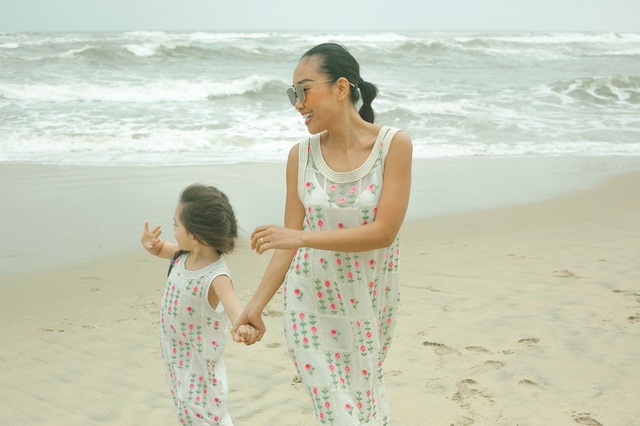 Loạt sao nữ tung ảnh hạnh phúc bên con ngày 8/3 - 4
Khác với hình ảnh doanh nhân thành đạt, khi ở nhà, chồng Đoan Trang là người đàn ông của gia đình hết mực yêu thương vợ con. Anh chăm con rất khéo và sẵn sàng dành thời gian ở bên con mỗi khi vợ bận rộn.