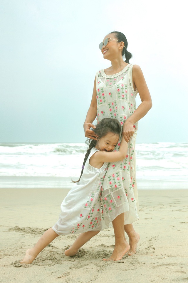 Loạt sao nữ tung ảnh hạnh phúc bên con ngày 8/3 - 3
Đoan Trang cho biết thêm vì bận rộn với công việc kinh doanh nên chồng Tây không thường xuyên có mặt tại Việt Nam nhưng mỗi cuối tuần hay có kỳ nghỉ dài ngày, ông xã liền tập túc trở về đoàn tụ cùng hai mẹ con.