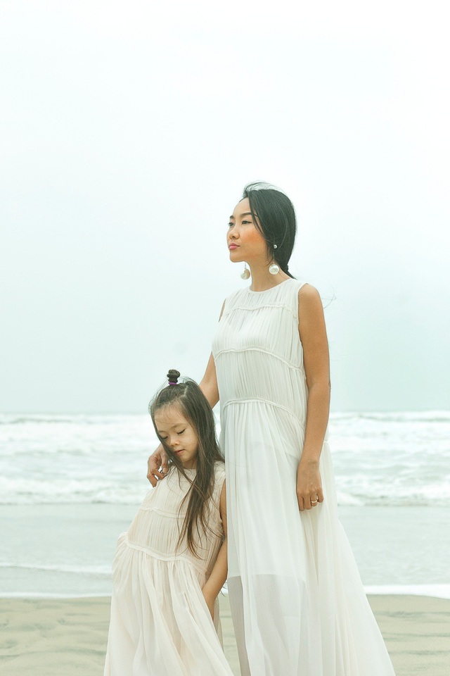 Loạt sao nữ tung ảnh hạnh phúc bên con ngày 8/3 - 1
Đoan Trang thường xuyên đưa con gái đi du lịch khắp nơi mỗi khi có thời gian rảnh rỗi. Nữ ca sĩ không tiếc tiền sắm sửa cho con gái.
