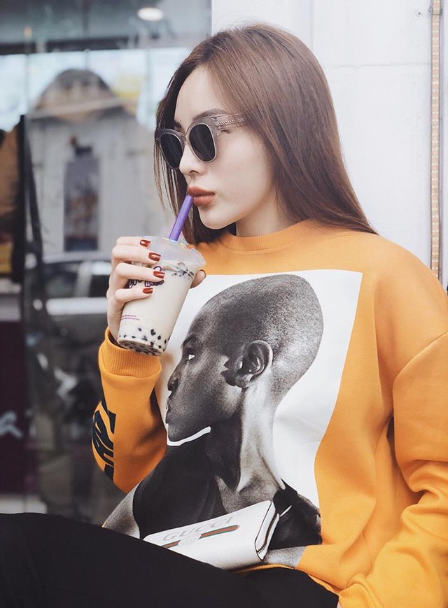 Sau 4 năm đăng quang, không còn nhận ra nhan sắc hoa hậu Kỳ Duyên - 6 Ngoài nhan sắc, thần thái của Kỳ Duyên cũng ngày càng sang chảnh hơn. Hoa hậu Việt Nam 2014 tự tin thể hiện bản thân của mình sau khoảng thời gian đầu khá rụt rè.