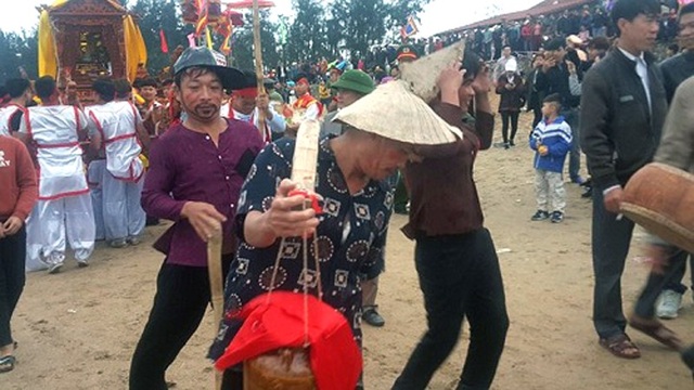 Khai hội ở ngôi đền được xây dựng ở thế kỷ XIII - 18 Trò chơi dân gian tại lễ hội Đền Cờn.
