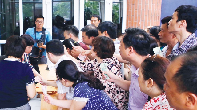 Nóng tuyển sinh đầu cấp - 1 Phụ huynh chen chúc nộp hồ sơ cho con vào lớp 6.