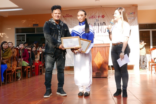 “Ước mơ từ làng” - Chương trình truyền hình trao học bổng cho học sinh nghèo hiếu học - 1
Ca sĩ - nhạc sĩ Ygria Ri trao học bổng cho em học sinh hiếu học trong chương trình.