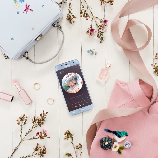 3 lý do giúp Galaxy J7 chinh phục người tiêu dùng Việt? - 1 Galaxy J7 Pro hiện đang thống lĩnh bảng xếp hạng top smartphone bán chạy nhất hàng tháng.Samsung đã làm rất tốt trong việc lắng nghe và thấu hiểu nhu cầu người dùng khi tung ra mẫu smartphone mà giới trẻ hay người nổi tiếng như Isaac, Soobin Hoàng Sơn hay Min St19 đều yêu thích và tin dùng… Model này cũng đáp ứng đầy đủ nhu cầu giải trí của học sinh, sinh viên; trao đổi công việc của dân văn phòng; liên lạc video call hay đọc báo của người già… Những thương hiệu khác muốn chen chân, cũng khó lòng lật đổ được vị thế số một của “đế chế Galaxy J7” trong phân khúc tầm trung.