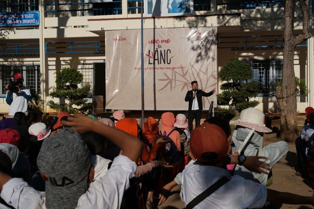 “Ước mơ từ làng” - Chương trình truyền hình trao học bổng cho học sinh nghèo hiếu học - 2
Ca sĩ Ygria Ri giao lưu cùng thầy và trò trường của em học sinh nhận học bổng.