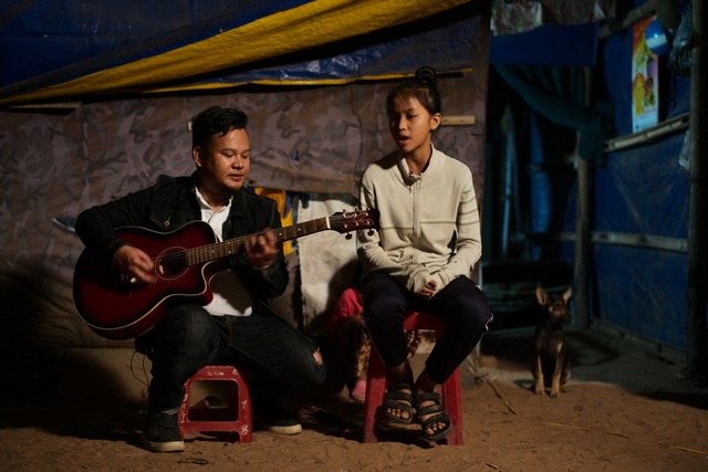 “Ước mơ từ làng” - Chương trình truyền hình trao học bổng cho học sinh nghèo hiếu học - 4
Nhạc sĩ - ca sĩ Ygria Ri chia sẻ ước mơ trở thành ca sĩ cùng em Lê Thị Thu Thảo, học sinh lớp 9A - trường THCS Võ Thị Sáu - Krong Na - huyện Buôn Đôn - Đắk Lắk.