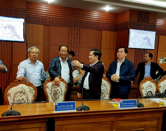 Cao tốc Đà Nẵng - Quảng Ngãi chậm hoàn thành tuyến vì vướng mặt bằng - 1 Ông Đinh Văn Thu (thứ 2 từ trái sang) – Chủ tịch tỉnh Quảng Nam trao đổi với Bộ trưởng Nguyễn Văn Thể (thứ 3 từ trái sang)